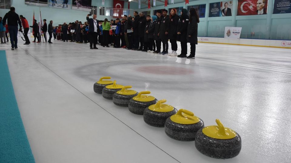 Kars’ta curling heyecanı yaşanıyor