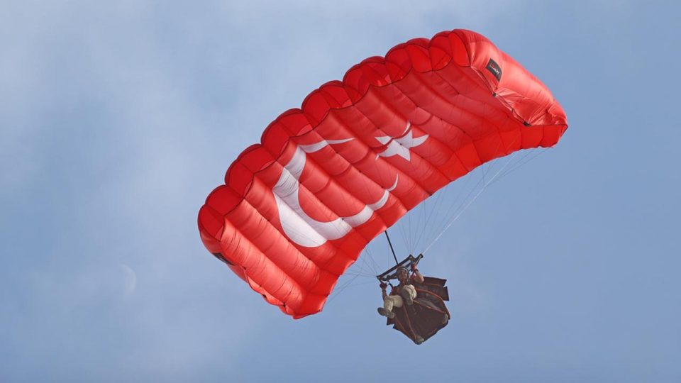 Limitleri zorlayan “Yarasa adam” hava sporlarına dikkat çekmek istiyor