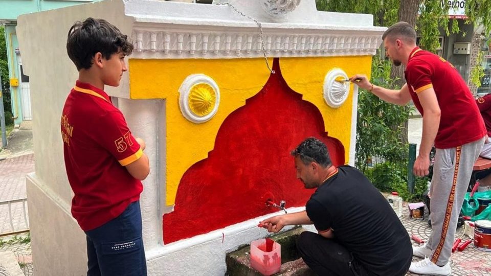 “Şampiyon çeşme” bu yıl Galatasaray’ın renklerine büründü