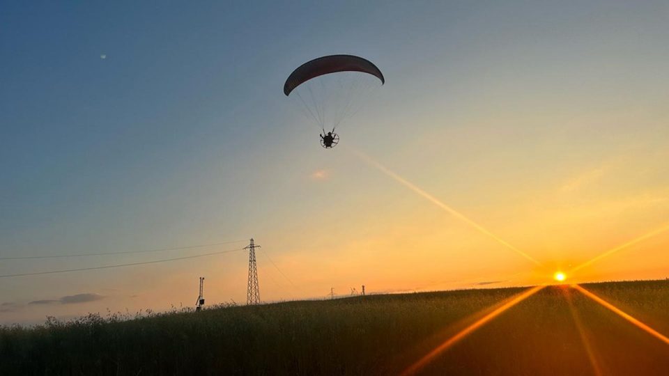 58 yaşında öğrendiği paramotorla 10 yıldır tutkuyla uçuyor