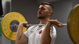 Dedesi ve dayılarına özenerek başladığı halterde dünya şampiyonu oldu