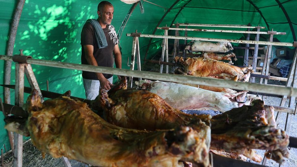 Kırkpınar’ın beklenen lezzeti kuzu çevirme Sarayiçi’ni sardı