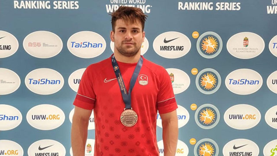 Milli güreşçi Osman Göçen’den bronz madalya