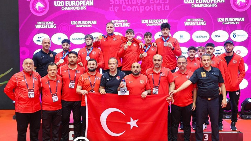 Milli güreşçiler Avrupa ikincisi oldu