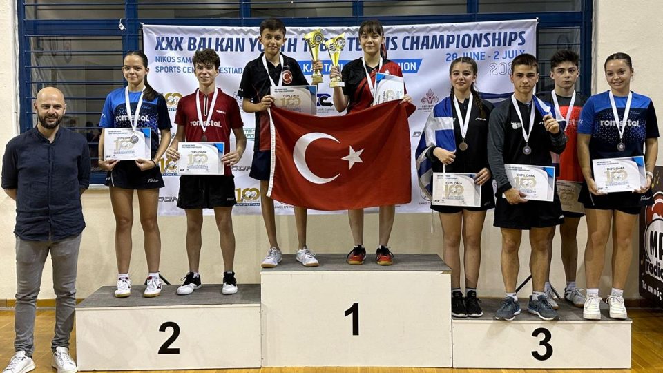 Yıldız ve genç milli masa tenisçiler 16 madalya kazandı