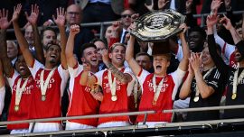 Arsenal sezona kupayla başladı