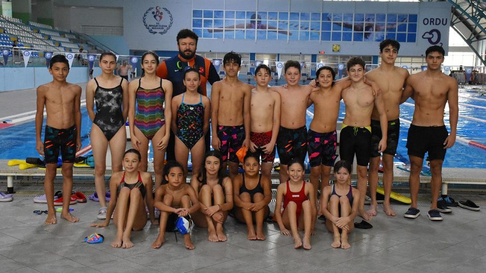 Genç yüzücüler ulusal ve uluslararası başarılar için yaz boyunca kulaç attı