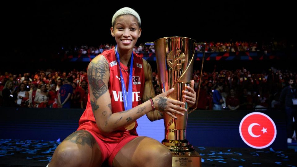 Milli Voleybolcu Melisa Vargas’a fahri hemşehrilik beratı